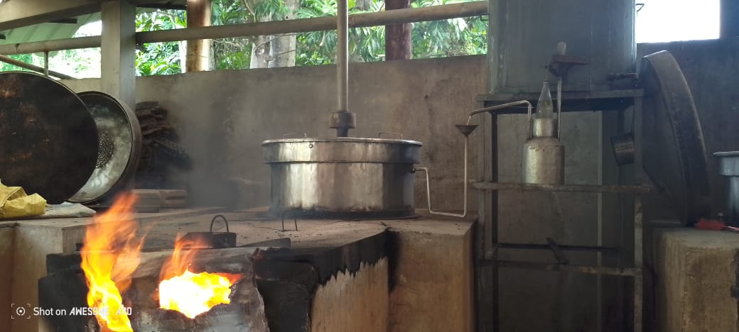 Alambics et savoir-faire artisanal de la distillerie Fleur d'Ylang, Nosy Be